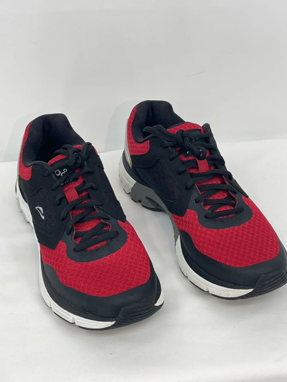 ABEO REGAL  Vibram Men's Red and Black Athletic Sneaker SIZE 9M LIKE NEW